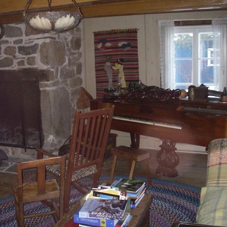 Au Vieux Foyer Bed & Breakfast Saint-Pierre-de-l'Ile-d'Orleans Exterior photo